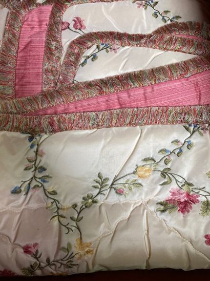 null Set of embroidered silk with polychrome flower garlands including :

A headboard,...