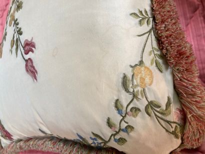 null Set of embroidered silk with polychrome flower garlands including :

A headboard,...