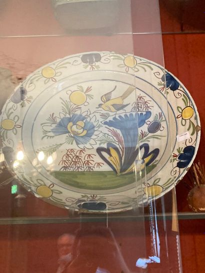 null DELFT 

Circular dish in polychrome earthenware decorated with a bird