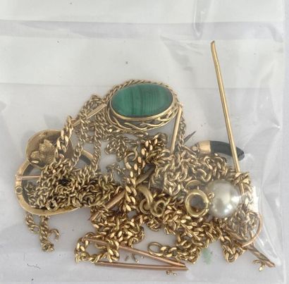 null Lot of jewellery debris, mainly gold and cabochons, imitation pearls and various.

Gross...