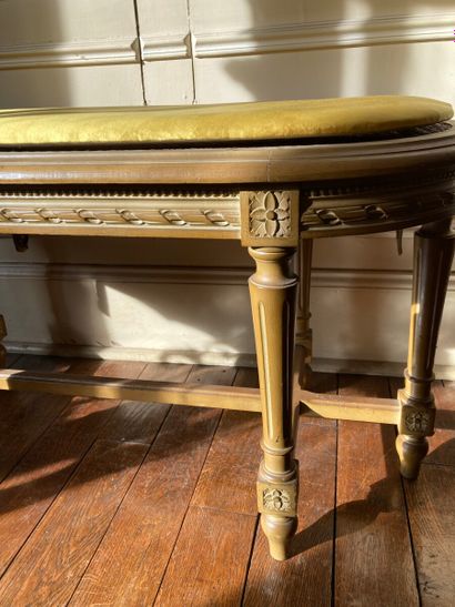 null Banquette de piano cannée en bois laqué

Style Louis XVI

Haut. : 48 cm ; Larg....