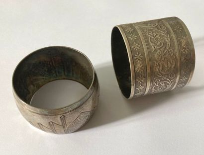 null Two silver napkin rings 

(Choc.)

Gross weight : 76,1 g.