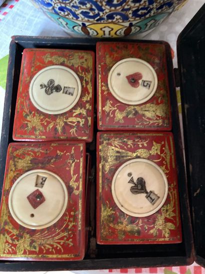 null Cinnabar lacquer case containing four game boxes

Presence of ivory 6 - 19th...