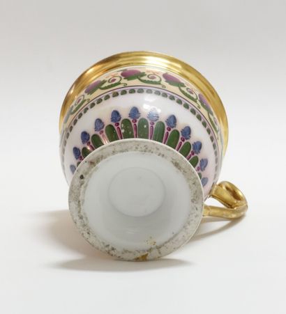null PARIS

Ovoid cup, on pedestal, with gold background and scroll handle and its...