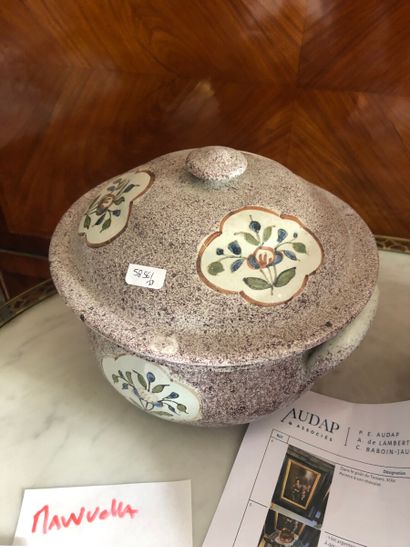 null Covered tureen in mauve earthenware decorated with polychrome flowers

(Cracks,...