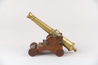 null Canon miniature en laiton sur chariot en bois

Long. : 22 cm