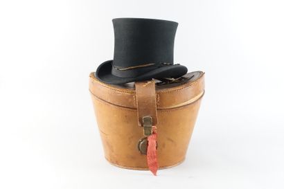 null Lot of five hats Height. of which two in their box (one in leather): 

- A....