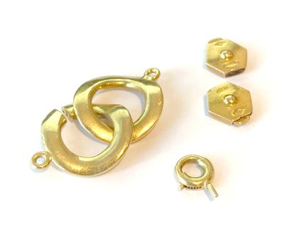 null Small lot of 18k (750 thousandths) yellow gold fragments including pieces of...