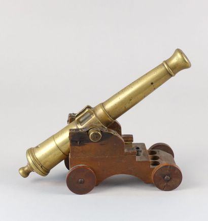 null Canon miniature en laiton sur chariot en bois

Long. : 22 cm