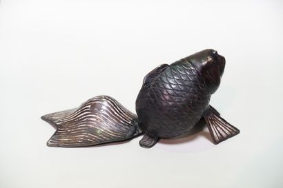 null JAPAN (?)

Bronze fish

Height : 13,5 cm 13,5 cm ; Length : about 33 cm