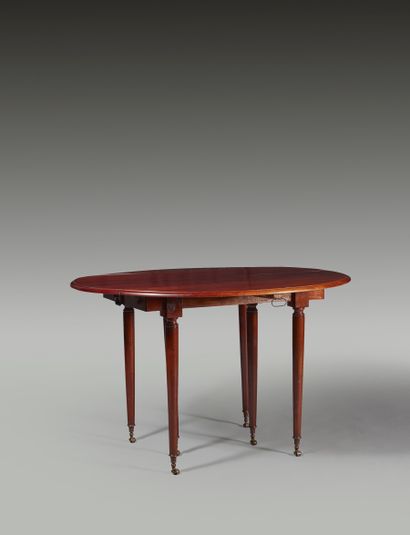 null Mahogany and mahogany veneer circular table on six tapered legs with casters

With...