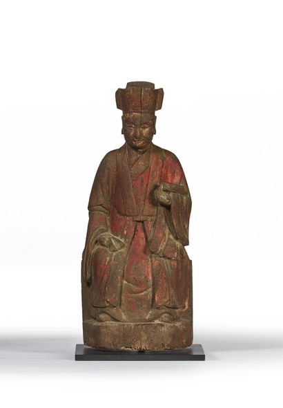 null CHINE - Vers 1900

Dignitaire en bois polychrome, assis sur un trône, portant...