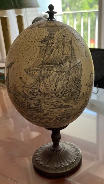 null Ostrich egg engraved with a sailboat resting on a metal base

Height : 23 cm...