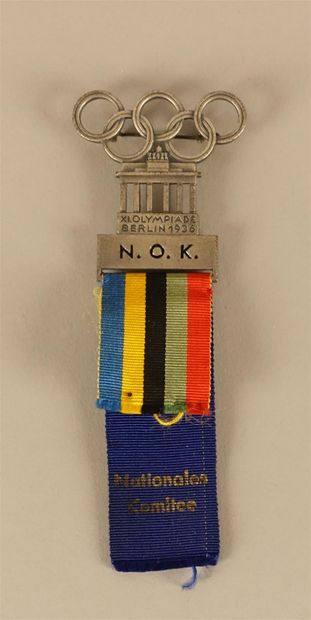 null XIe Olympiade, Berlin 1936, Comité National Olympique (N.O.K.). Insigne avec...