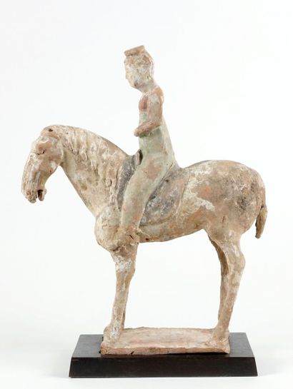 null CHINE - Époque TANG (618-907)

Cavalière à cheval à l'arrêt

Terre cuite à traces...