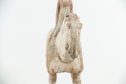 null CHINE - Époque TANG (618-907)

Cavalière à cheval à l'arrêt

Terre cuite à traces...