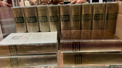 null Un lot d'ouvrages de la Pléiade comprenant : 

13 volumes de Balzac

(Accid...