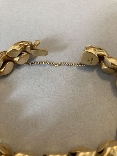 null Bracelet articulé en or jaune 750 millièmes à décor de torsades.

(Bosses.)

Diamètre...