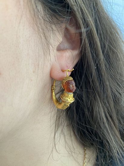 null Paire de boucles d'oreilles en or jaune 750 millièmes chacune figurant un personnage...