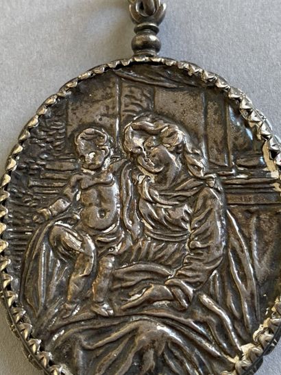 null Médaillon reliquaire ovale en argent, contenant une miniature figurant Sainte...