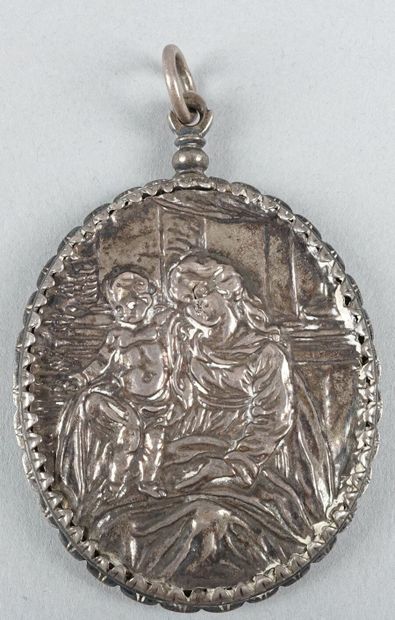 null Médaillon reliquaire ovale en argent, contenant une miniature figurant Sainte...