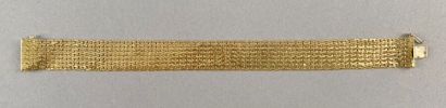 null Bracelet ruban souple en or jaune 750 millièmes, les maillons plats.

(Usures.)

Longueur...
