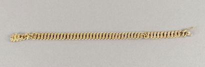 null Bracelet articulé en or jaune 750 millièmes, les maillons doubles entrelacés.

(Usures...