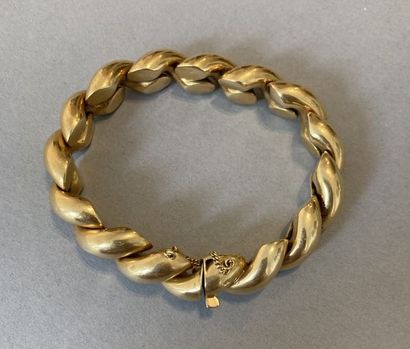 null Bracelet articulé en or jaune 750 millièmes à décor de torsades.

(Bosses.)

Diamètre...