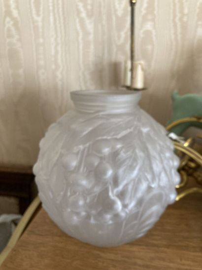 null Pierre de CAGNY (XXe siècle)

Vase boule en verre pressé moulé à décor en relief...