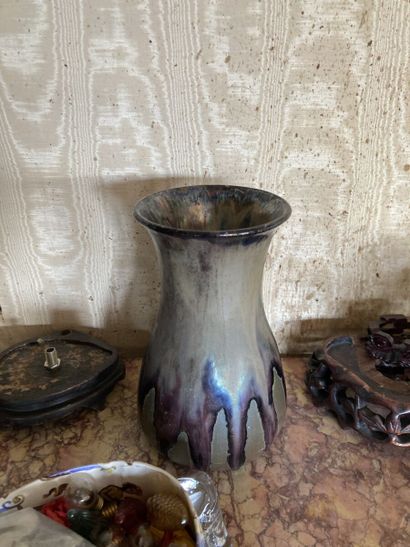 null Vase en céramique en léger balustre à décor irisé

Style Art Déco

(Accidents.)

Haut....