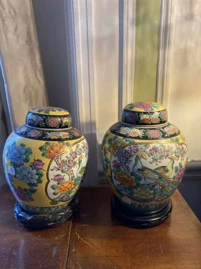 null JAPON

Paire de pots couverts en porcelaine émaillée à décor de fleurs sur fond...