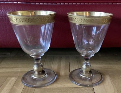 null Deux verres décorés d'une frise or de feuilles stylisées au col

XIXe siècl...