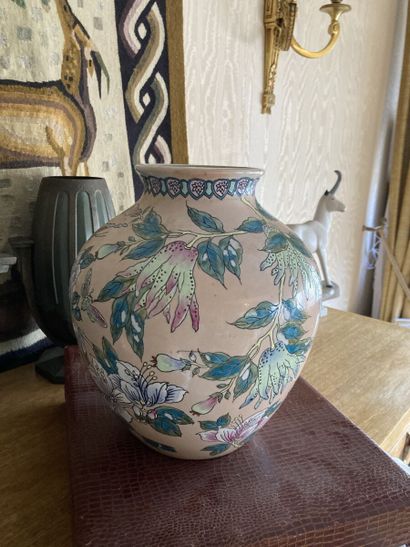 null Vase boule en porcelaine à fond rose à décor émaillé de fleurs polychromes

Marque...