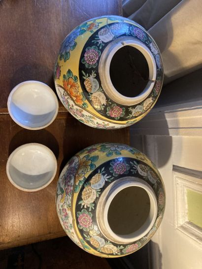 null JAPON

Paire de pots couverts en porcelaine émaillée à décor de fleurs sur fond...