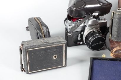 null Quatre appareils photo anciens (un seul sans étui) et un appareil photo reflex...