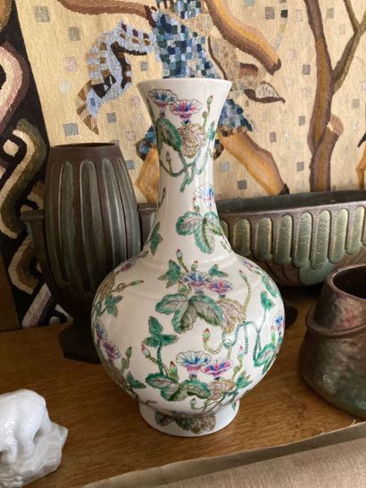 null CHINE

Vase balustre à long col en porcelaine à fond rose et décor émaillé de...