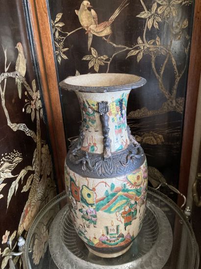 null NANKIN - Vers 1900

Vase balustre en porcelaine à fond brun et décor de personnages...
