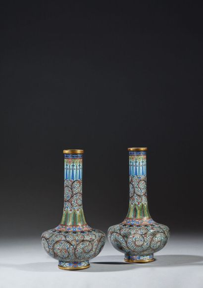 CHINE - Vers 1900 
Paire de vases bouteille...