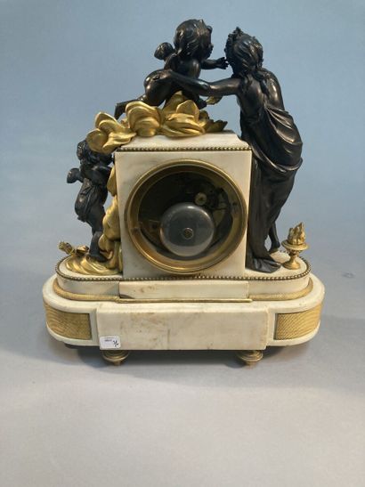 null Clock in patinated bronze, gilded bronze and white marble representing Venus...