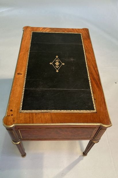 null Small desk forming a dressing table, in speckled mahogany, molded and gilded...