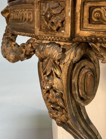 null Gilded wood console of half-moon shape, the belt with friezes of interlacing,...