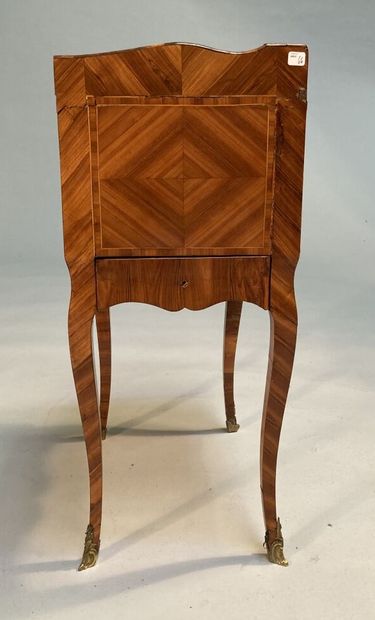 null Violet wood lectern table (all sides), opening with two leaves and a drawer...