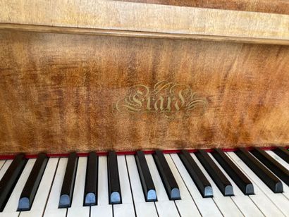 null ÉRARD

Mahogany veneered piano (unstained) resting on six tapered and fluted...
