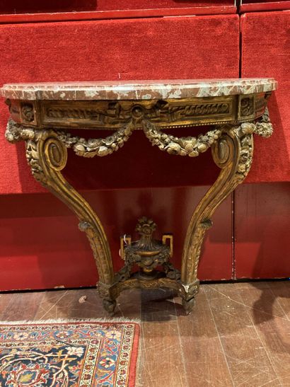 null Gilded wood console of half-moon shape, the belt with friezes of interlacing,...