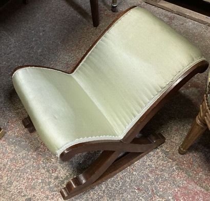 null Painted wood stool of square shape, resting on tapered legs with flutes.

Directoire...