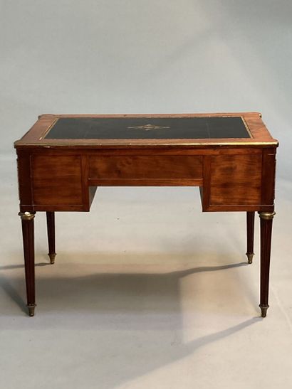 null Small desk forming a dressing table, in speckled mahogany, molded and gilded...