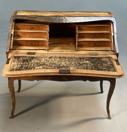 null Violet wood and rosewood (all sides), opening with three drawers and a flap...