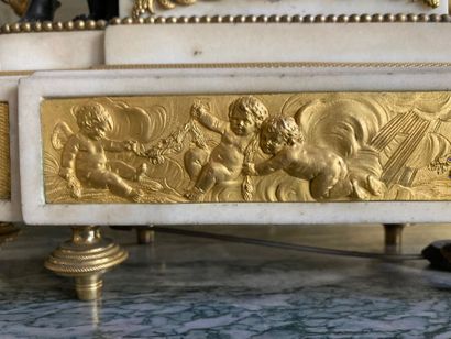 null Pendule en bronze patiné, bronze doré et marbre blanc représentant Vénus et...