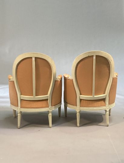 null Pair of carved and painted beech bergères (paint redone), with rounded cabriolet...
