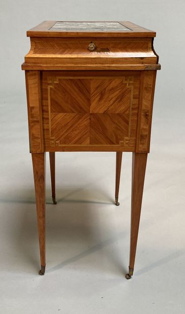 null Writing table in rosewood and amaranth (all sides), opening with three drawers,...